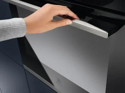 Духовой шкаф электрический ELECTROLUX KOEBP39WX черный/серебристый — фото 4